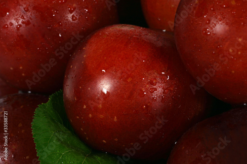 Obraz na płótnie red plums close up