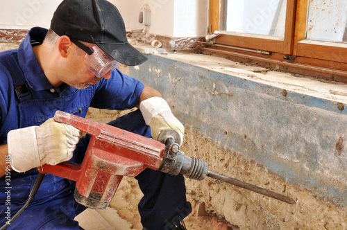 Handwerker mit Bohrhammer photo