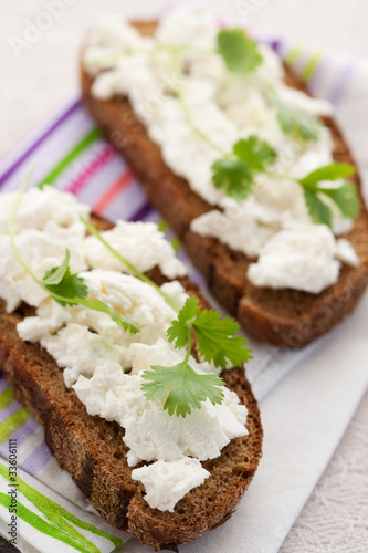 Sandwich with cottage cheese and coriander