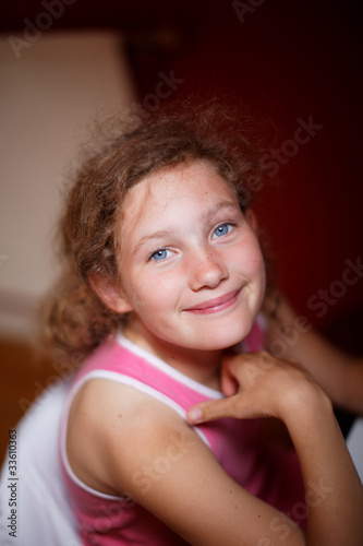 jolie petite fille souriante