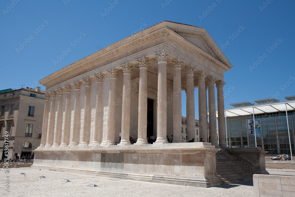 La maison carrée à Nîmes célèbre monument romain