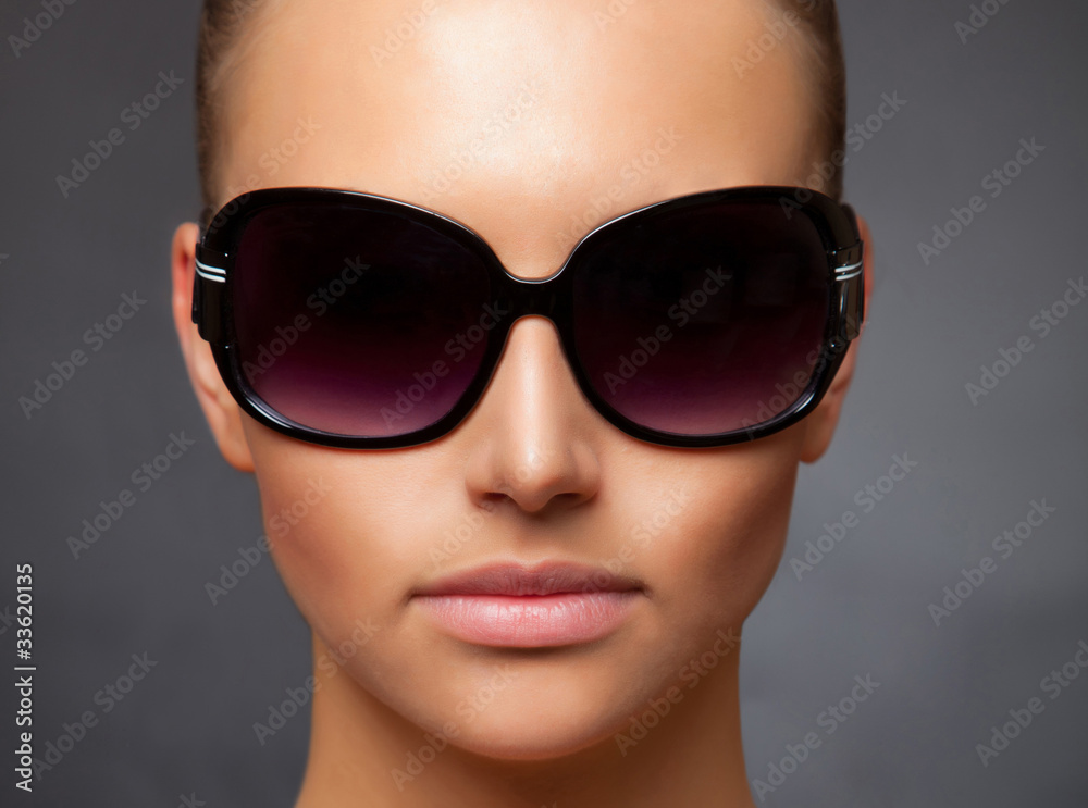 Close up stylish image of girl wearing sunglasses