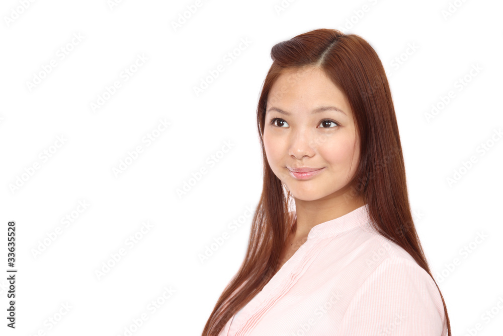 笑顔の若い女性