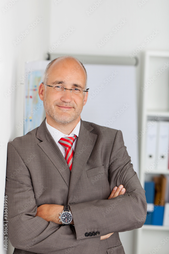 zufriedener geschäftsmann im büro zufriedener geschäftsmann im büro
