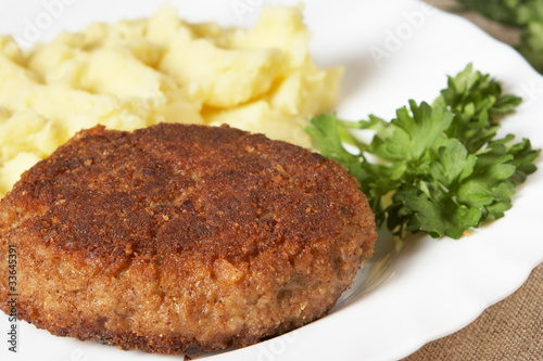 Cutlet with mashed potatoes and vegetables