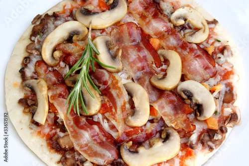 Pizza mit gegrilltem Bacon und Champignons