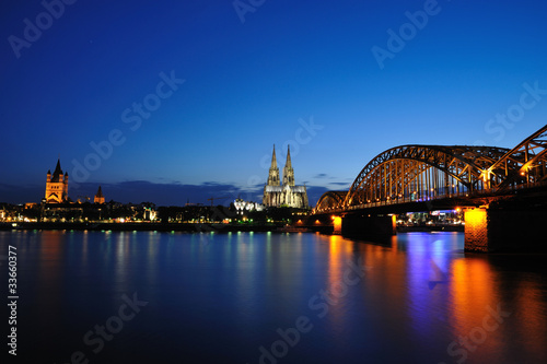 Kölner Rheinpanorama bei Nacht mit Dom und Hohenzollernbrücke