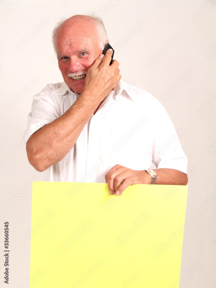 Ein Mann hält ein Schild zum Beschriften und telefoniert dabei Ein Mann hält ein Schild zum Beschriften und telefoniert dabei