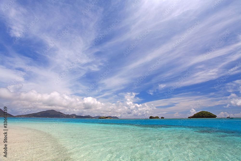 伊平屋島の澄んだ美しい海と白い雲