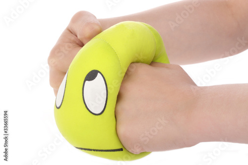 Foto enfant écrasant boule anti stress