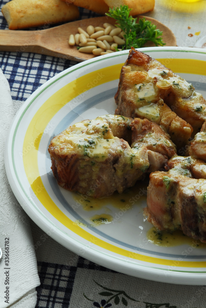 Pescado con piñones