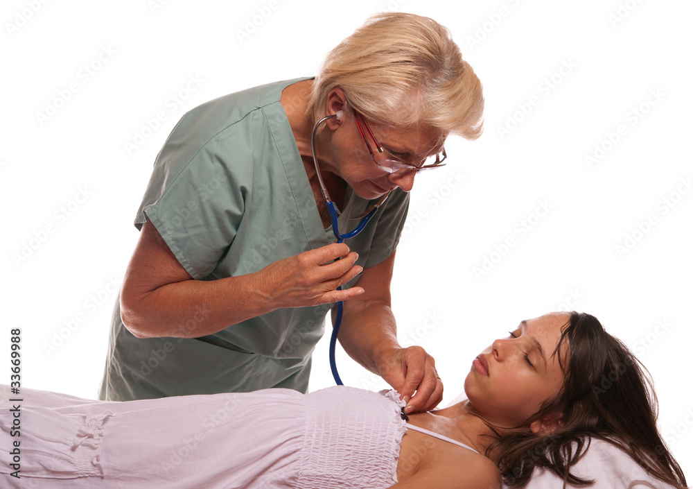 femme médecin qui oscule une adolescente malade femme médecin qui oscule une adolescente malade