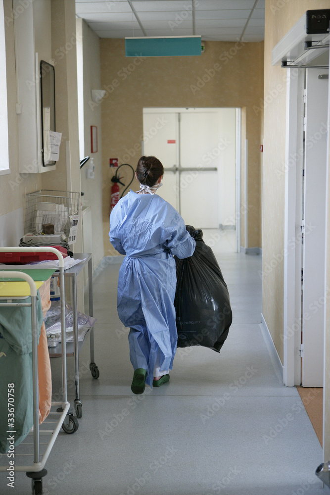Fototapeta premium Collecte des déchets médicaux à l'hôpital