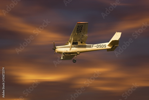 cessna 150 en ciel de feu