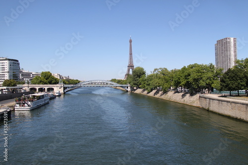 La Tour Eiffel vue depuis le Pont de Grenelle à Paris