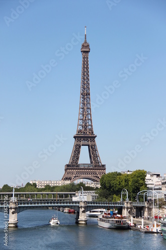 La Tour Eiffel vue depuis le Pont de Grenelle à Paris © Atlantis
