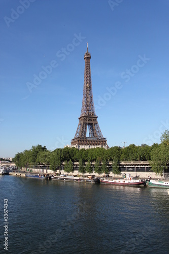 La Tour Eiffel vue depuis le pont de Bir Hakeim à Paris © Atlantis