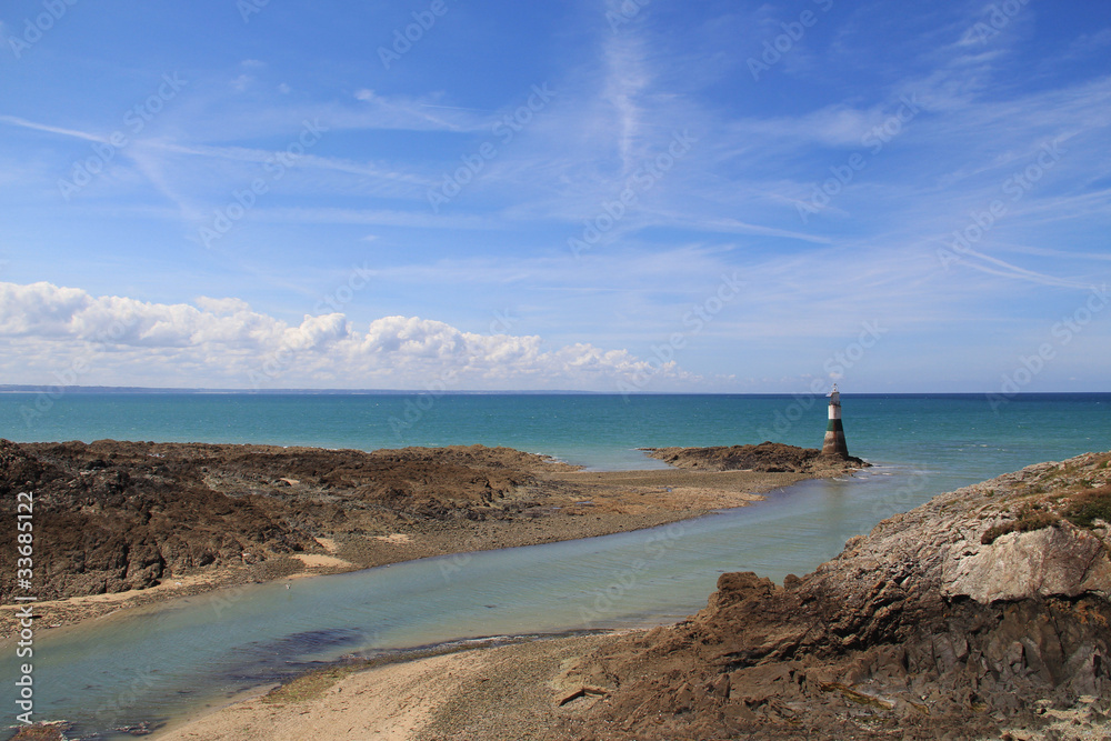 Entrée du port avec le phare et la mer Entrée du port avec le phare et la mer