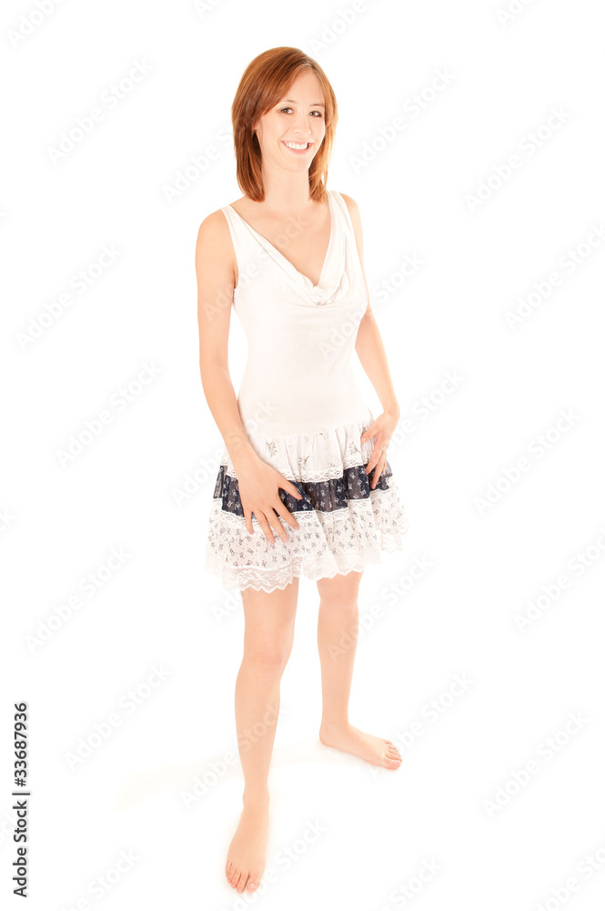 Portrait einer schönen jungen Frau in kurzem Sommerkleid Portrait einer schönen jungen Frau in kurzem Sommerkleid