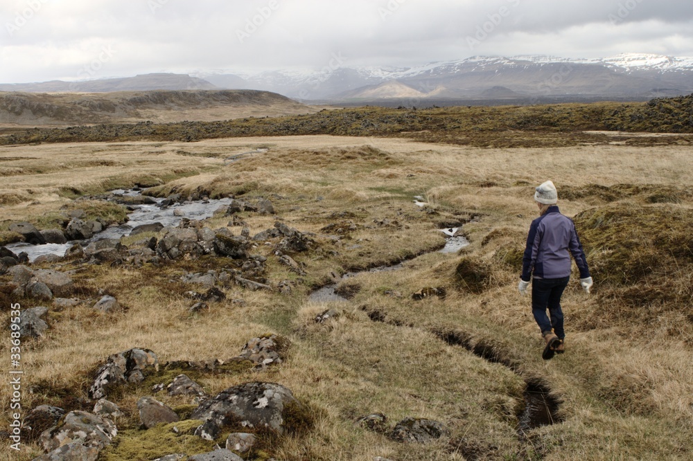 Wilde Landschaft in Island mit Person