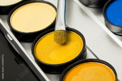 Fotografering make-up eyeshadows and cosmetic brush