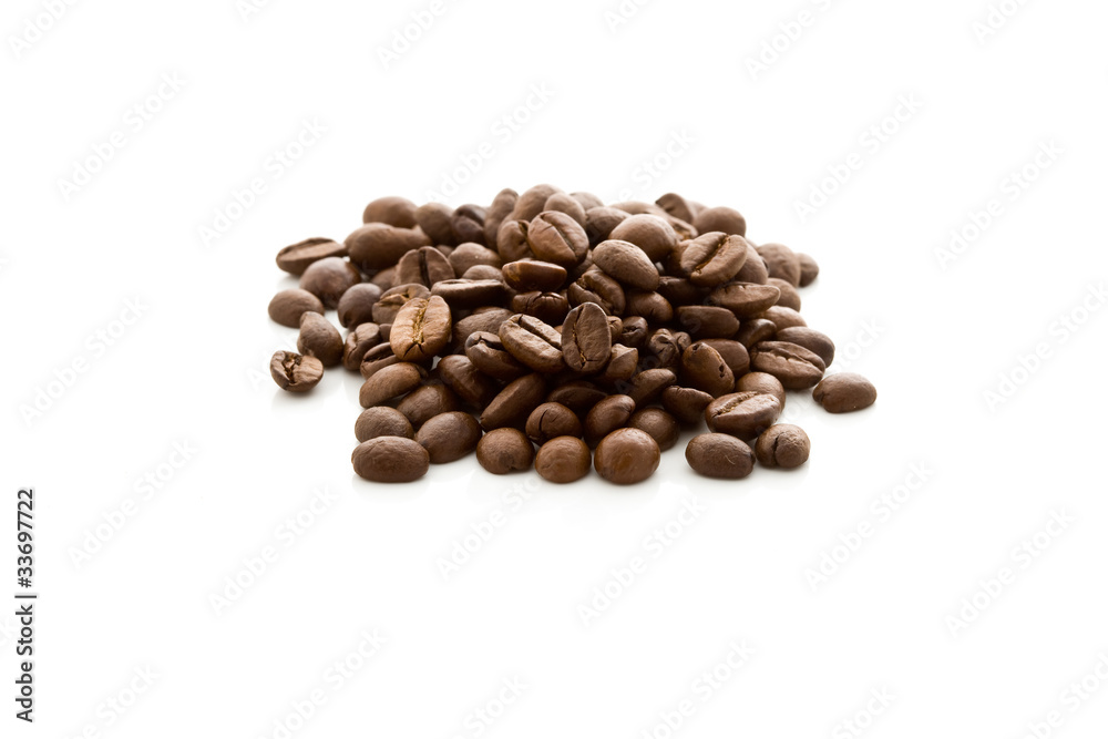 Obraz premium Coffee Beans on white isolated background