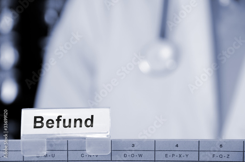 Arzt hält Akte in der Hand - Befund