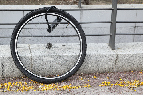 Foto Wheel of stolen bicycle