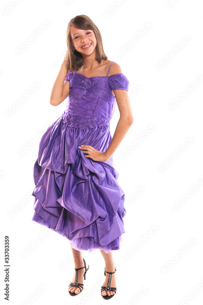 adolescente en robe de soirée violette