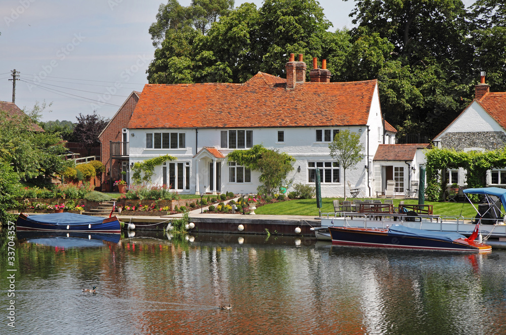 Whitewashed Riverside House with Moorings