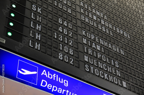 Abflugtafel am Flughafen photo