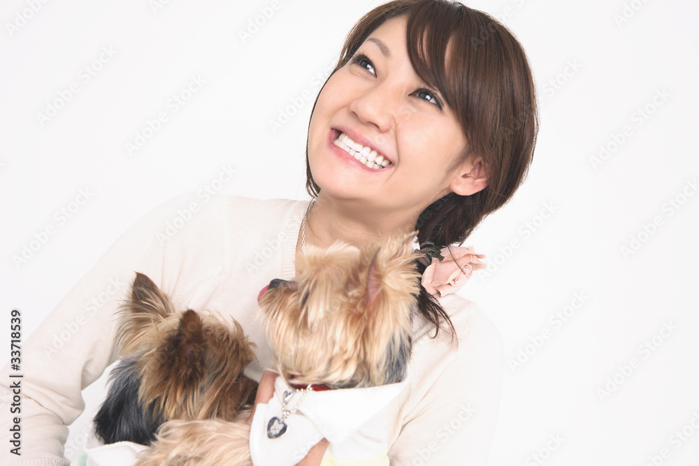 小犬と女性