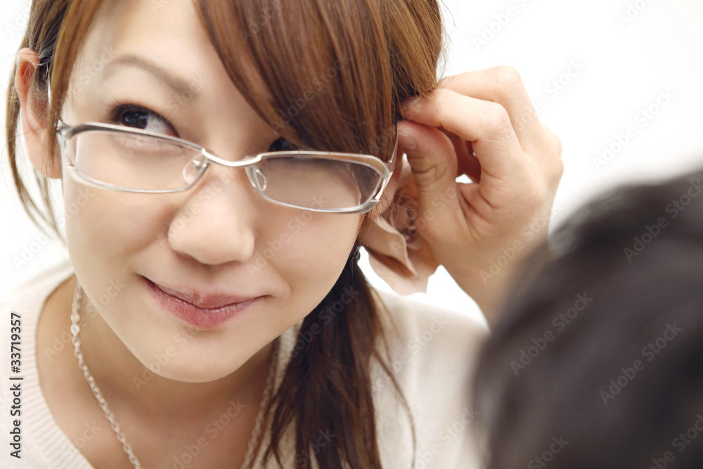 メガネをかけた女性 メガネをかけた女性