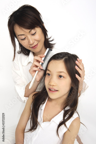 娘の髪を整える母