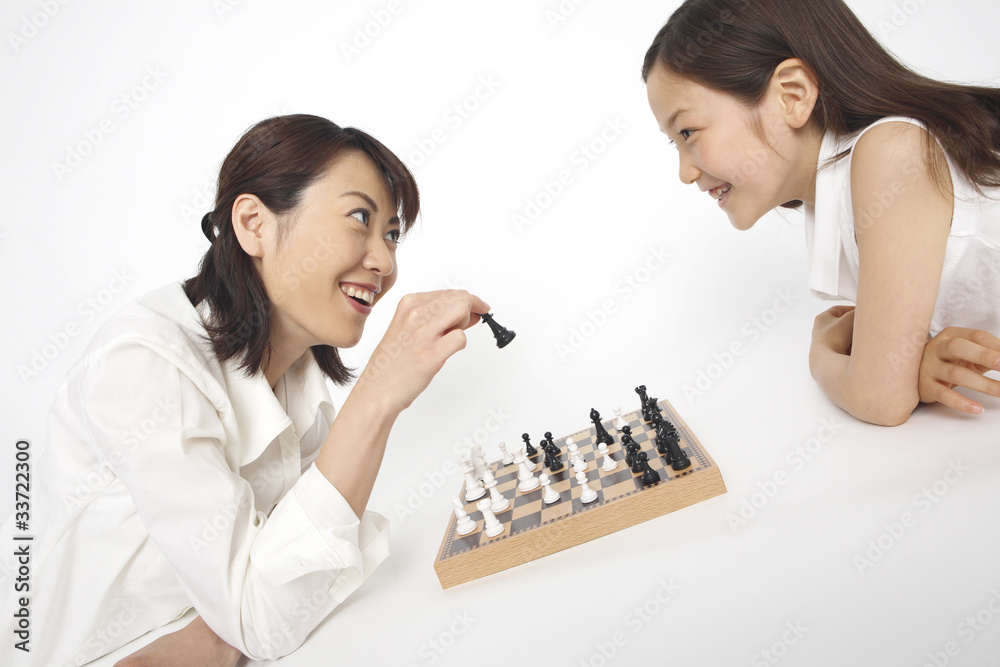 チェスをする母娘 チェスをする母娘