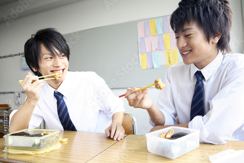お弁当を食べる男子高校生