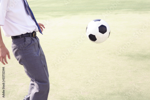 サッカーをする男子高校生 © paylessimages