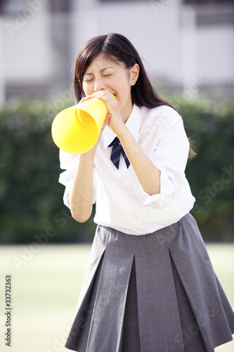 メガホンで応援する女子高校生