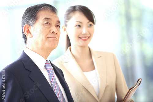 待ち合わせで待っている社長と秘書 photo