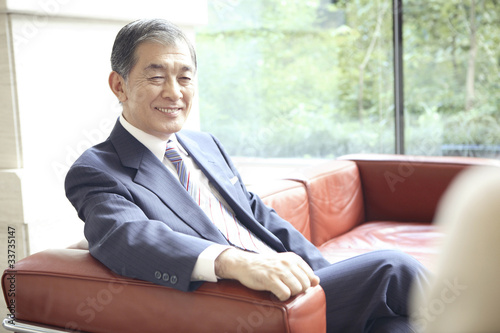 ソファに座る社長