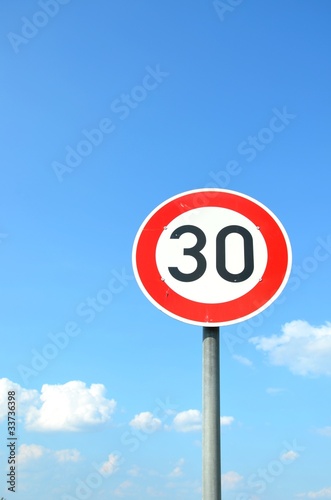 Verkehrsschild "30"