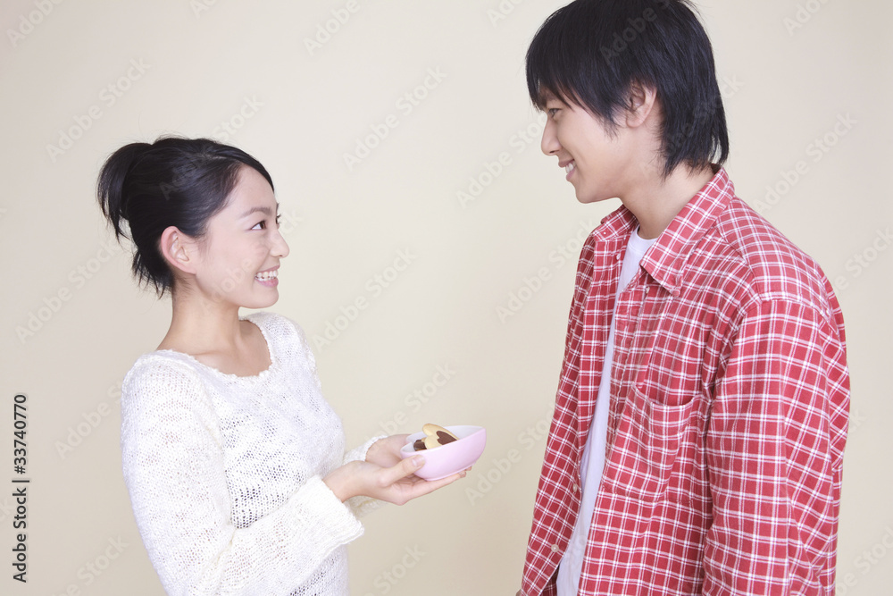 彼氏に手作りクッキーを渡す女性 彼氏に手作りクッキーを渡す女性