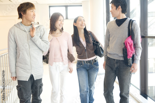 廊下を歩く大学生達