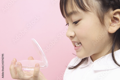 治療した歯を確認する子供