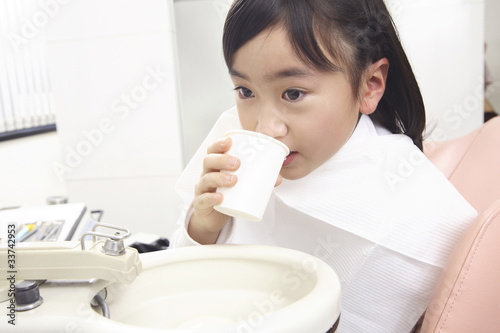 歯科治療後にうがいをする子供