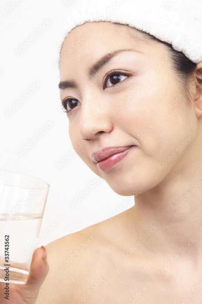 エステ後に水を飲む女性 エステ後に水を飲む女性