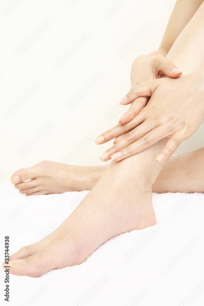 Obraz premium マッサージをする女性の脚