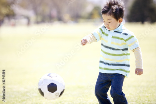 サッカーをする男の子 © paylessimages