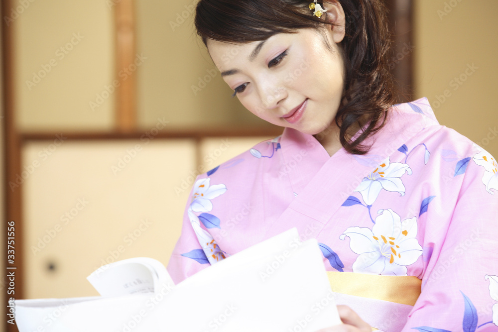 読書をする浴衣女性 読書をする浴衣女性