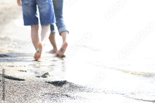 ビーチを歩くカップルビーチを歩くカップル